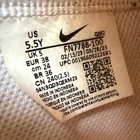 Nike Boys White Sneakers with Orange and Black Swoosh Size 5.5Y